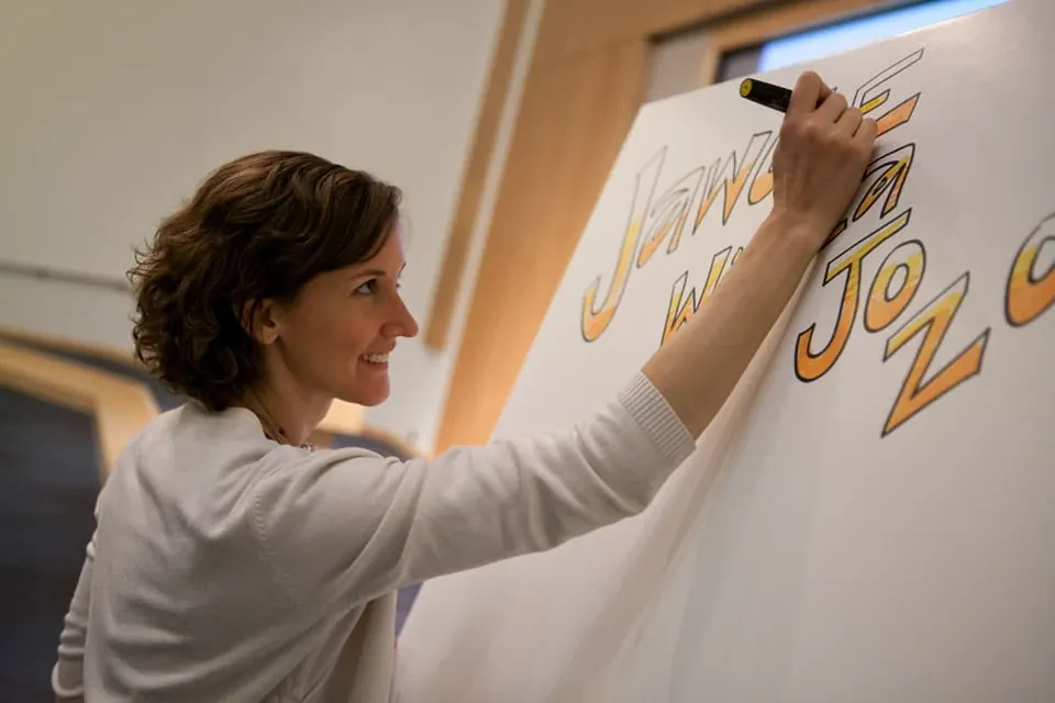 Nora Herting doing graphic recording for a client